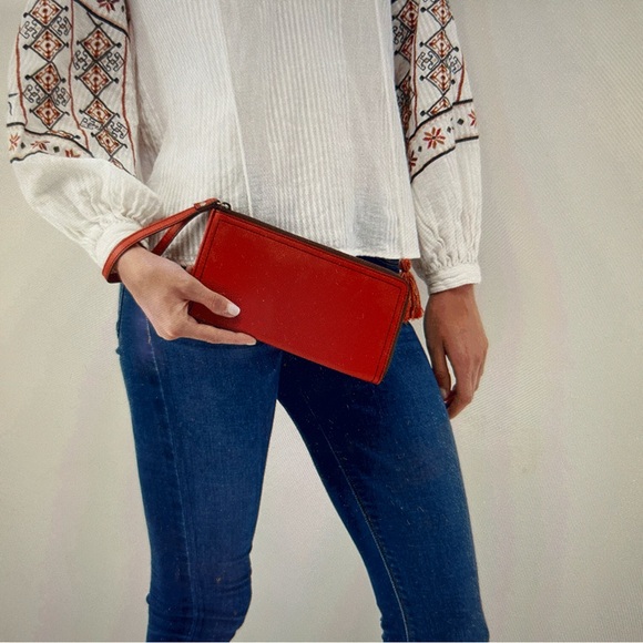 HOBO Handbags - NWT Hobo Rove Zipper Wallet Wristlet